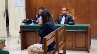 Berkasus dengan Putra Ahok, Ayu Thalia Nangis di Depan Hakim Minta Tak Dibui: Saya Tulang Punggung Keluarga