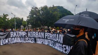 Aktivis Jaringan Solidaritas Korban untuk Keadilan (JSKK) saat menggelar aksi Kamisan ke-755 dii depan Istana Merdeka, Jakarta Pusat, Kamis (1/12/2022). [Suara.com/Alfian Winanto]