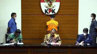 Gunakan Rompi Oranye, Eks Kepala Kantor Wilayah BPN Provinsi Riau M. Syahrir Ditahan KPK