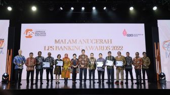 Jajaran Dewan Komisioner LPS bersama para pemenang dari LPS Bangking Awards 2022. (Dok: LPS)