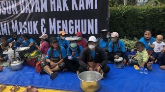 Puluhan Warga Kampung Bayam Geruduk Balai Kota Tagih Janji Pemprov Sampai Pukul-pukul panci
