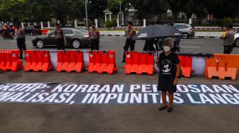 Aktivis HAM Sumarsih saat mengikuti aksi Kamisan ke-755 dii depan Istana Merdeka, Jakarta Pusat, Kamis (1/12/2022). [Suara.com/Alfian Winanto]