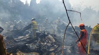 Lapak Pengepul Rongsokan di Kebon Jeruk Terbakar, 4 Rumah Ludes Rata dengan Tanah