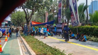 Warga Kampung Bayam berada di dalam tenda saat menggelar aksi unjuk rasa di depan Balai Kota Jakarta, Kamis (1/12/2022). [Suara.com/Alfian Winanto]