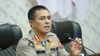 Polri Suplai Air Bersih ke Pengungsian Gempa Cianjur