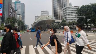 Sejumlah kendaraan melintas di dekat proyek revitalisasi Halte Tosari di Jalan Jenderal Sudirman, Jakarta Pusat, Jumat (2/12/2022). [Suara.com/Alfian Winanto]