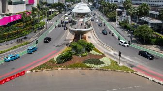 Foto udara proyek revitalisasi Halte Tosari di Jalan Jenderal Sudirman, Jakarta Pusat, Jumat (2/12/2022). [Suara.com/Alfian Winanto]