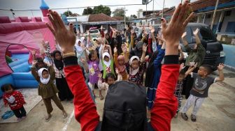 Anak-anak Pengungsi Korban Gempa Cianjur Kembali Bersekolah