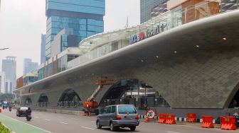 Sejumlah kendaraan melintas di dekat proyek revitalisasi Halte Tosari di Jalan Jenderal Sudirman, Jakarta Pusat, Jumat (2/12/2022). [Suara.com/Alfian Winanto]