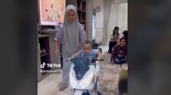 Baru Umur Setahun, Aksi Rayyanza Anak Raffi Ahmad Naik Motor Bikin Takjub