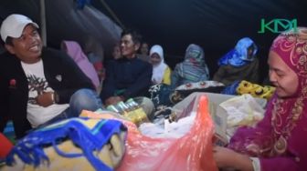 Lagi Proses Cerai dengan Ambu Anne, Dedi Mulyadi Godain Teteh-Teteh Cantik di Tenda Pengungsian Gempa Cianjur