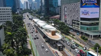 Foto udara proyek revitalisasi Halte Tosari di Jalan Jenderal Sudirman, Jakarta Pusat, Jumat (2/12/2022). [Suara.com/Alfian Winanto]