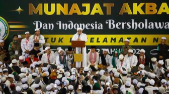 Mantan Pemimpin FPI Muhammad Rizieq Shihab saat menghadiri acara Munajat Akbar Reuni 212 di Masjid Agung At-tin, Jakarta Timur, Jumat (2/12/2022). [Suara.com/Alfian Winanto]