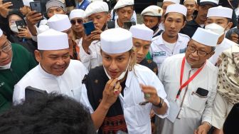 Bahar Smith Disambut Antusias oleh Massa 212 di Masjid At-Tin TMII