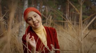 Berlatar Hutan Helsinki, Ayu Azhari Ajarkan Kesederhanaan ke Anak Lewat Lagu