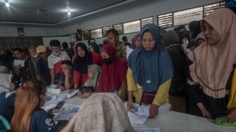 Warga mengantre untuk mencairkan Bantuan Langsung Tunai (BLT) di Rangkasbitung, Lebak, Banten, Sabtu (3/11/2022). ANTARA FOTO/Muhammad Bagus Khoiruna
