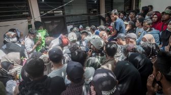 Warga berdesakan saat penyaluran Bantuan Langsung Tunai (BLT) di Rangkasbitung, Lebak, Banten, Sabtu (3/11/2022). ANTARA FOTO/Muhammad Bagus Khoiruna
