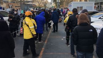 Massa memadati tempat tes PCR di pinggir jalan di Distrik Chaoyang, Kota Beijing, China, Sabtu (3/12) sore, hingga menimbulkan antrean panjang. ANTARA FOTO/M. Irfan Ilmie