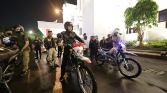 Naik Motor, Wali Kota Surabaya Eri Cahyadi Bersama Tim Gabungan Gelar Operasi Gangster