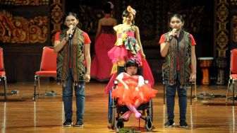 Penyandang disabilitas berkolaborasi dalam pagelaran seni budaya memperingati Hari Disabilitas Internasional di Gedung Dharmanegara Alaya, Denpasar, Bali, Sabtu (3/12/2022). [ANTARA FOTO/Nyoman Hendra Wibowo/hp]