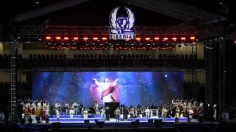 Sejumlah umat Kristiani menyanyikan lagu pujian dalam perayaan Natal Gereja Tiberias Indonesia di Stadion Utama Gelora Bung Karno (SUGBK), Senayan, Jakarta, Sabtu (3/12/2022). [ANTARA FOTO/Aditya Pradana Putra/hp]