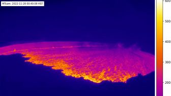 Gambar webcam lahar di puncak kaldera Gunung Mauna Loa yang meletus di Hawaii, Rabu (30/11/2022). [Handout / US Geological Survey / AFP]
