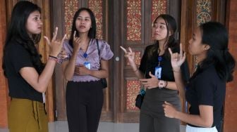 Penyandang disabilitas berkomunikasi menggunakan bahasa isyarat di sela pagelaran seni budaya memperingati Hari Disabilitas Internasional di Gedung Dharmanegara Alaya, Denpasar, Bali, Sabtu (3/12/2022). [ANTARA FOTO/Nyoman Hendra Wibowo/hp]
