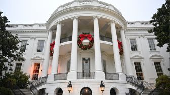 Dekorasi Natal menghiasi Serambi Selatan Gedung Putih di Washington DC, Amerika Serikat, Minggu (27/11/2022). [MANDEL NGAN/AFP]
