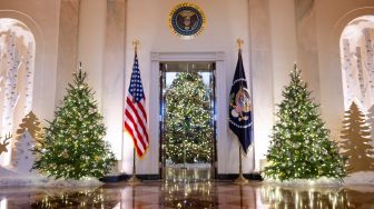 Dekorasi Natal dipajang di Grand Foyer saat pratinjau media untuk Holidays 2022 di Gedung Putih di Washington DC, Amerika Serikat, Senin (28/11/2022). [Jim WATSON / AFP]
