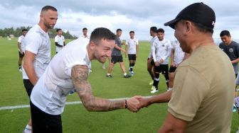 Menteri Pemuda dan Olahraga (Menpora) Zainudin Amali (kanan) memberi salam pemain Tim Nasional Indonesia Marc Klok (kedua kiri) saat meninjau pemusatan latihan di Training Ground Bali United, Pantai Purnama, Gianyar, Bali, Sabtu (3/12/2022). [ANTARA FOTO/Fikri Yusuf/hp]