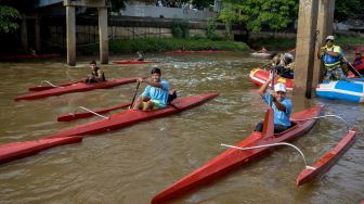 Sejumlah atlet mendayung perahu mereka dalam Festival Dayung Ciliwung di Sungai Ciliwung, Dukuh Atas, Jakarta, Minggu (4/12/2022). [ANTARA FOTO/Sulthony Hasanuddin/aww]
