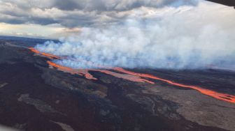 Penampakan Lahar Zona Rift Timur Laut Gunung Mauna Loa yang meletus di Hawaii, Senin (28/11/2022). [Handout / US Geological Survey / AFP]