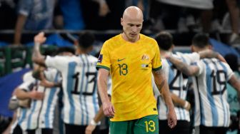 Gelandang Australia Aaron Mooy terlihat sedih setelah penyerang Argentina Julian Alvarez berhasil mencetak gol saat pertandingan sepak bola babak 16 besar Piala Dunia 2022 antara Argentina dan Australia di Stadion Ahmad Bin Ali di Al-Rayyan, barat Doha, Qatar, Sabtu (3/12/2022). [Alfredo ETRELLA/AFP]