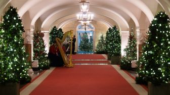 Dekorasi Natal terlihat di Center Hall saat pratinjau media untuk Holidays 2022 di Gedung Putih di Washington DC, Amerika Serikat, Senin (28/11/2022). [Jim WATSON / AFP]
