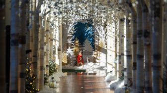 Dekorasi Natal terlihat di Colonnade Timur saat pratinjau media untuk Holidays 2022 di Gedung Putih di Washington DC, Amerika Serikat, Senin (28/11/2022). [Jim WATSON / AFP]