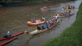 Sejumlah atlet mendayung perahu mereka dalam Festival Dayung Ciliwung di Sungai Ciliwung, Dukuh Atas, Jakarta, Minggu (4/12/2022). [ANTARA FOTO/Sulthony Hasanuddin/aww]
