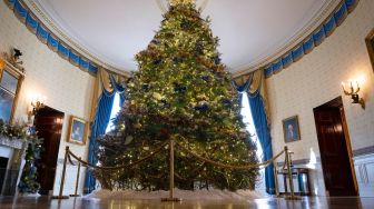 Pohon Natal resmi Gedung Putih berdiri di Blue Room saat pratinjau media untuk Holidays 2022 di Gedung Putih di Washington DC, Amerika Serikat, Senin (28/11/2022). [Jim WATSON / AFP]