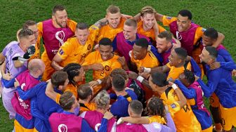 Pemain Belanda merayakan setelah berhasil menang saat pertandingan sepak bola babak 16 besar Piala Dunia 2022 antara Belanda dan AS di Khalifa International Stadium, Doha, Qatar, Sabtu (3/12/2022). [Giuseppe CACACE / AFP]