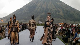 Model memperagakan busana saat East Java Fashion Harmony (EJFH) 2022 di Segoro Wedhi Gunung Batok Kawasan Taman Nasional Bromo Tengger Semeru (TNBTS), Probolinggo, Jawa Timur, Sabtu (3/12/2022). [ANTARA FOTO/Umarul Faruq/hp]
