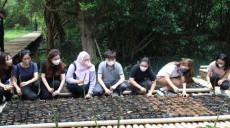 Peduli Kelestarian Lingkungan Hidup Lewat Gerakan Tanam Bibit Mangrove