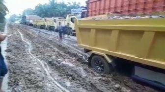 Ratusan Kendaraan Tertahan Di Proyek Multiyears Segmen Satu Ada Apa?