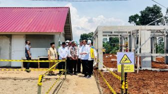 Presiden Joko Widodo atau Jokowi meninjau langsung progres pembangunan rumah tahan gempa di Desa Sirnagalih, Kecamatan Cilaku, Kabupaten Cianjur, pada Senin (5/12/2022). [Foto: Laily Rachev - Biro Pers Sekretariat Presiden]