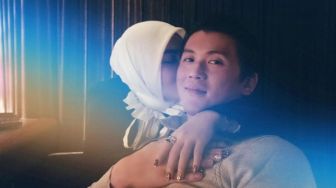 Tutupi Isu Perceraian, Syahrini Posting Foto-Foto Kemesraan, Netizen Malah Salfok dengan Sosok Perempuan Ini