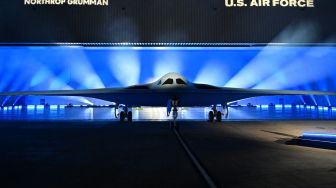 Pesawat B-21 Raider diluncurkan dalam upacara di Pabrik Angkatan Udara Northrop Grumman 42 di Palmdale, California, Amerika Serikat, Jumat (2/12/2022). [Frederic J. BROWN / AFP]