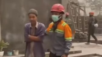 Penghuni Pondok Pesantren Ini Tolak Dievakuasi saat Gunung Semeru Erupsi