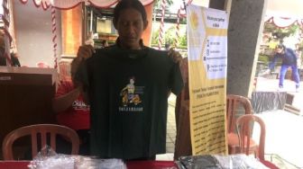 Penyandang Tunanetra Pamerkan Baju Hasil Lukisan Sendiri di Bali