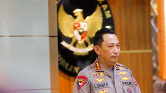 Kapolri Jenderal Pol Listyo Sigit Prabowo memberikan keterangan saat konferensi pers di Gedung Kemenkopolhukam, Jakarta Pusat, Senin (5/12/2022). [Suara.com/Alfian Winanto]
