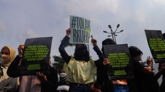 Massa saat menggelar aksi unjuk rasa menolak pengesahan RKUHP di depan Gedung DPR RI, Senayan, Jakarta Pusat, Senin (5/12/2022). [Suara.com/Alfian Winanto]