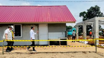Presiden Joko Widodo atau Jokowi meninjau langsung progres pembangunan rumah tahan gempa di Desa Sirnagalih, Kecamatan Cilaku, Kabupaten Cianjur, pada Senin (5/12/2022). [Foto: Laily Rachev - Biro Pers Sekretariat Presiden]