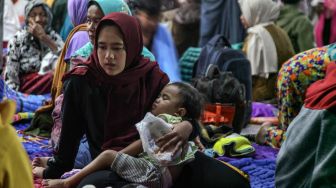 Warga Terdampak Erupsi Gunung Semeru Mengungsi di Kantor Kecamatan Candipuro Lumajang